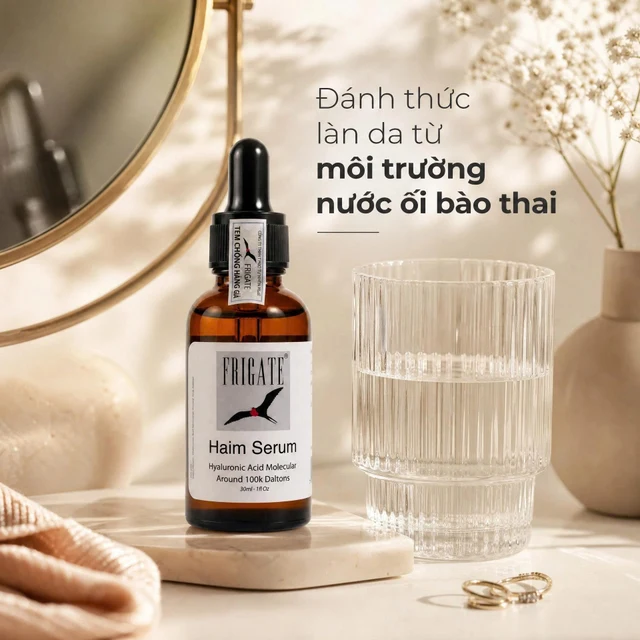 Ảnh lifestyle chai serum cạnh ly nước trong không gian bàn trang điểm