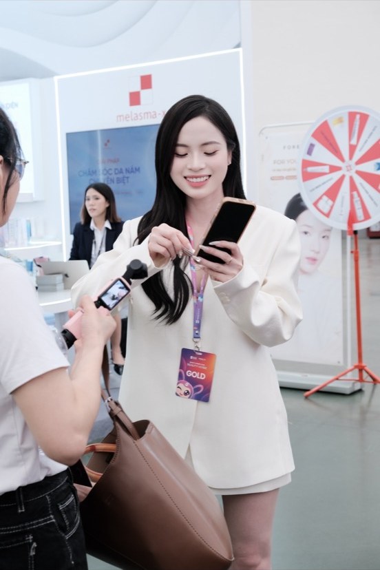 Dược sĩ Hằng Ngọc tại một sự kiện ngành mỹ phẩm